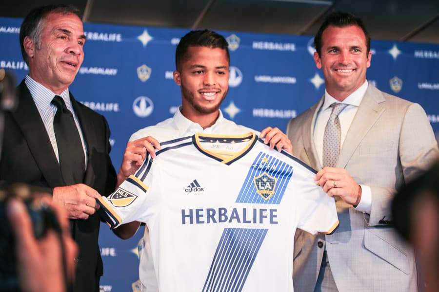 Gio Dos Santos junto al técnico Bruce Arena y el presidente Chris Klein.