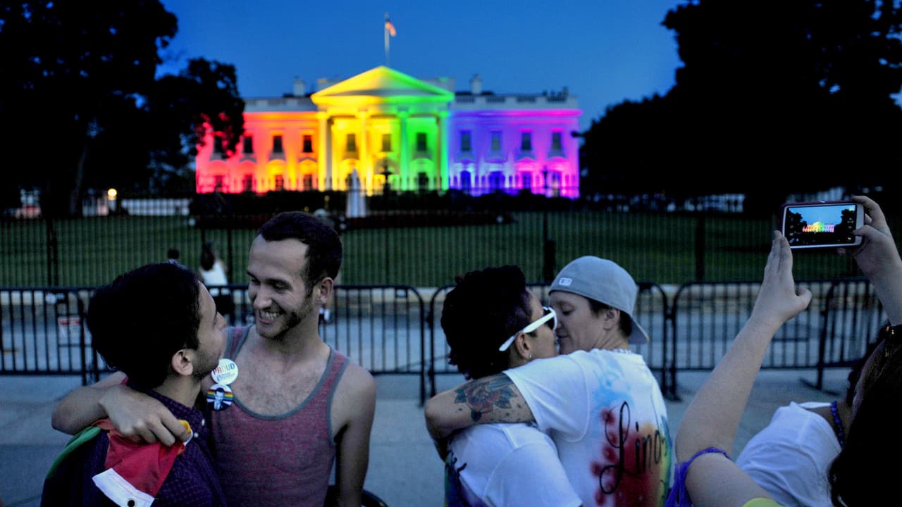 <b> Una emotiva celebración frente a</b>
<b>la Casa Blanca iluminada con los colores del arcoiris, símbolo del movimiento LGBTQ (26 de junio de 2015).</b> En una decisión histórica, los jueces de la Corte Suprema votaron 5-4 que la prohibición del matrimonio entre personas del mismo sexo viola la Constitución.
<a href="https://www.univision.com/noticias/la-corte-suprema-decide-que-el-matrimonio-igualitario-sea-reconocido-en-todo-el-pais"><u>Desde ese día el matrimonio igualitario es un procedimiento legal en los 50 estados que conforman la nación</u></a>, y Puerto Rico.
<br>