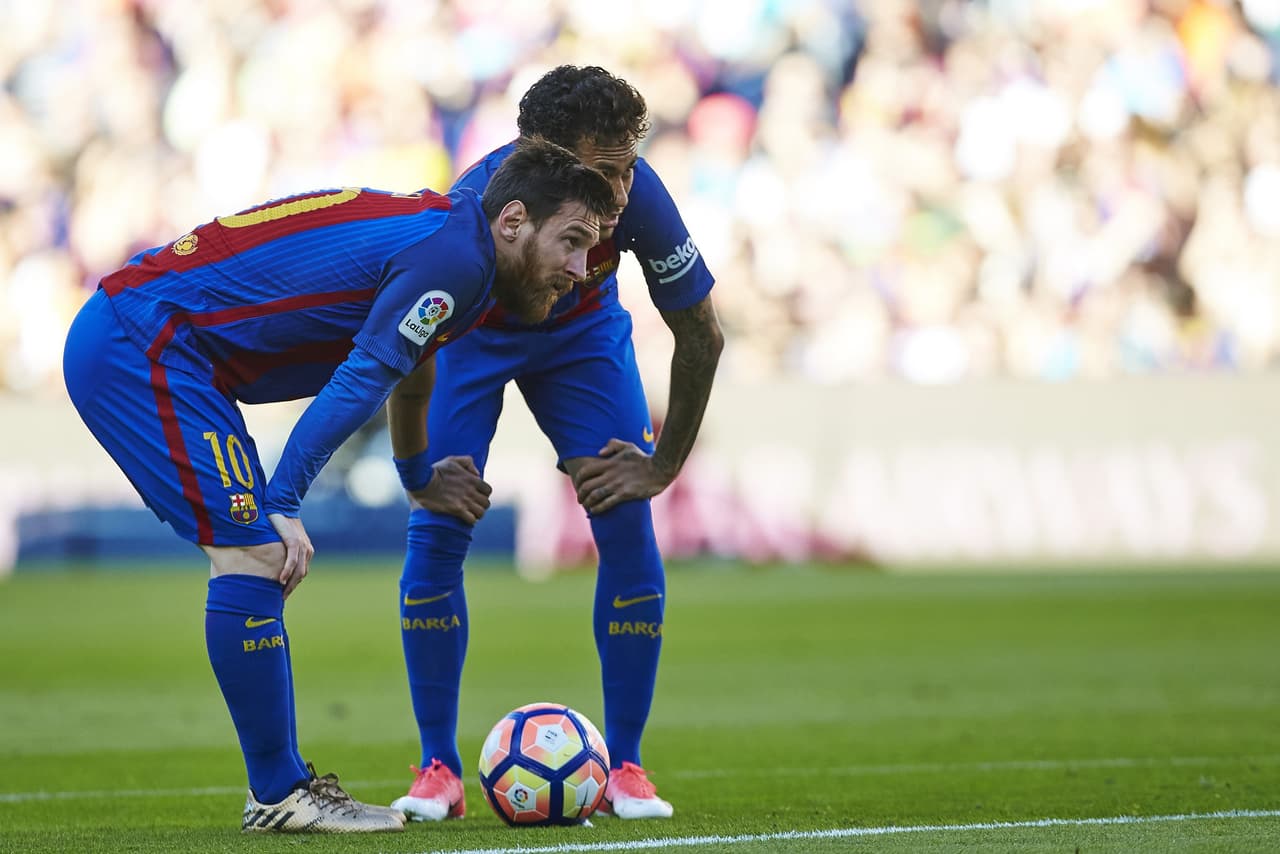 Messi y Neymar ya preparaban algo antes de este tiro libre. Una combinación que minutos después daría frutos.