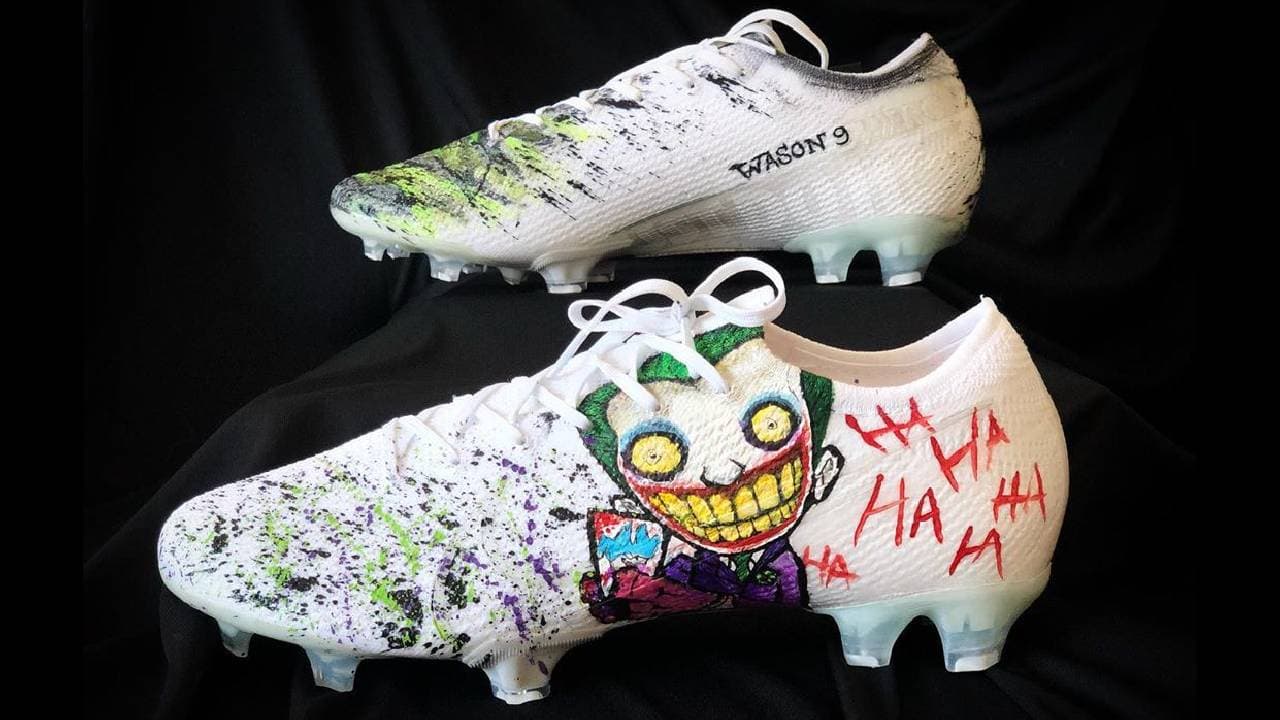 Kike Padilla fue el encargado de diseñar los increíbles tacos para futbolistas como Alan Pulido, Jair Pereira y Nicolás Vikonis. ¿Qué caricatura plasmarías en tus tenis para brillar en el terreno de juego?