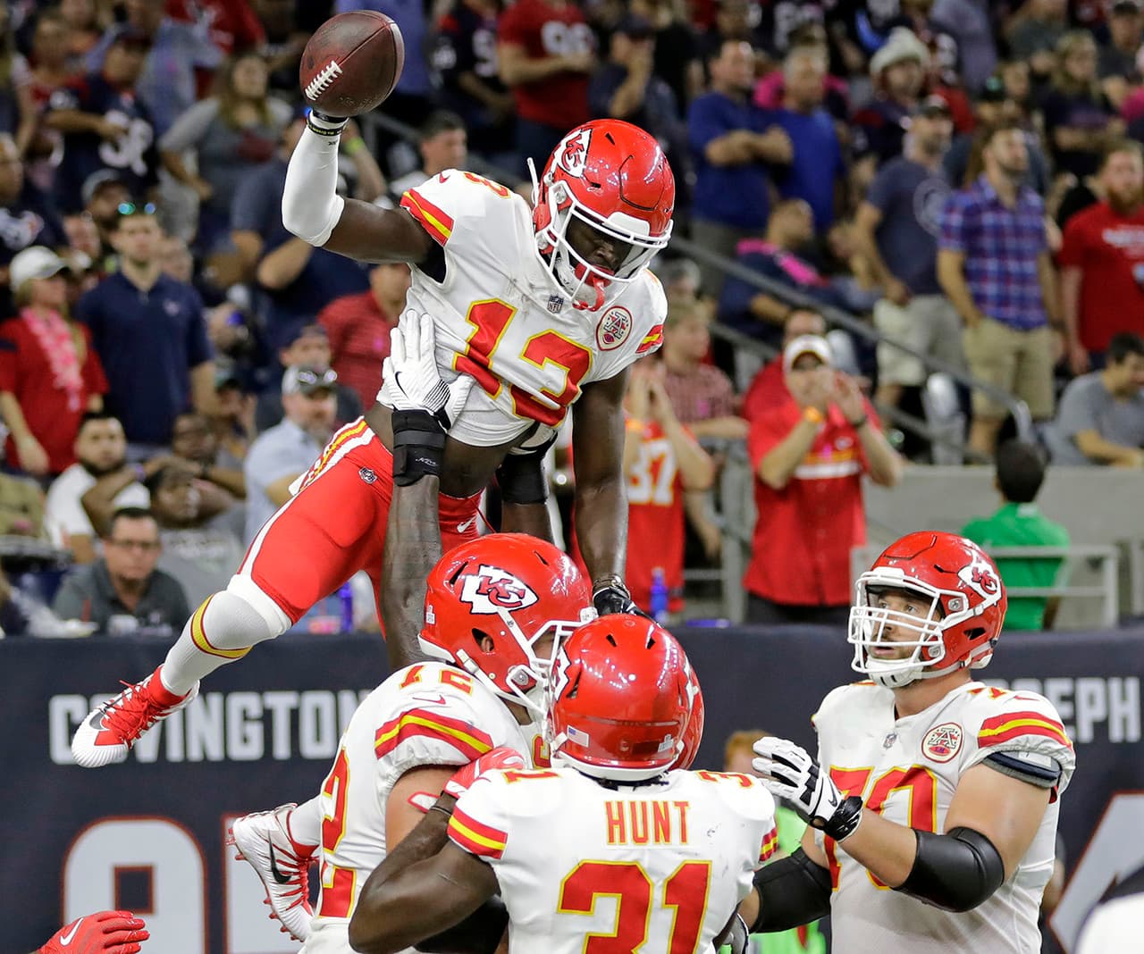 En las acciones, los Chiefs siguieron sorprendiendo como un serio aspirante a llegar al Super Bowl con un equipo plagado de armas en ambos lados de la pelota.