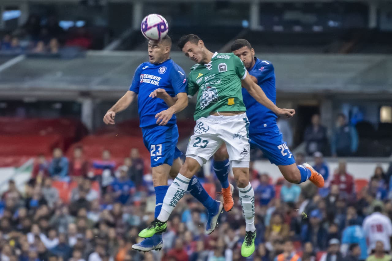 Pablo Aguilar remata desviado en un tiro de esquina pese a la marca de Ramiro González.