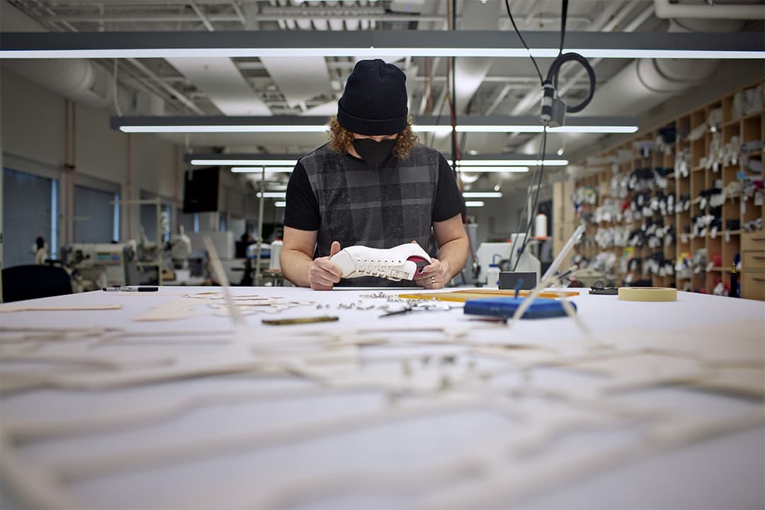 “Al crear el icónico Stan Smith con una parte superior de material Mylo, Adidas está demostrando el potencial de largo alcance de este material innovador”, dijo Jamie Bainbridge, vicepresidente de producto de Bolt Threads.