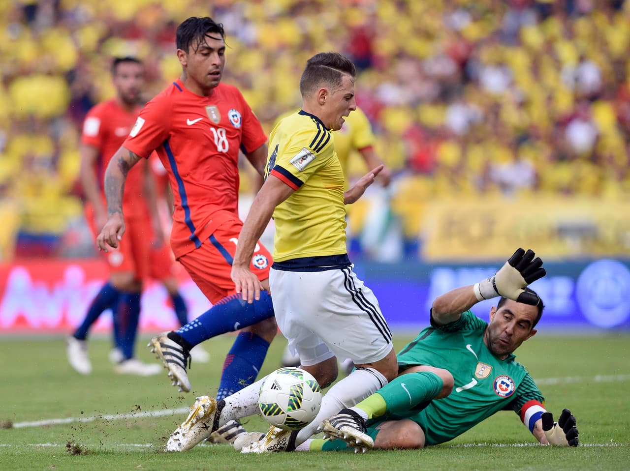 El arquero chileno ya había recibido un golpe involuntario de Borja y este nuevo choque con Arias obligó su salida al minuto 65.