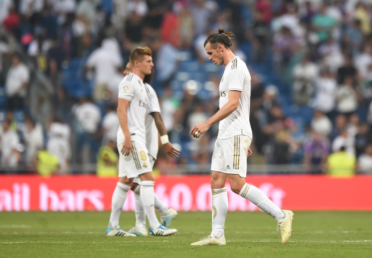 El Real Madrid empató 1-1 ante el Valladolid con goles de Benzema y Guardiola. El conjunto merengue sufrió ante el repliegue bajo del cuadro visitante y pierde dos puntos en la lucha por el título.