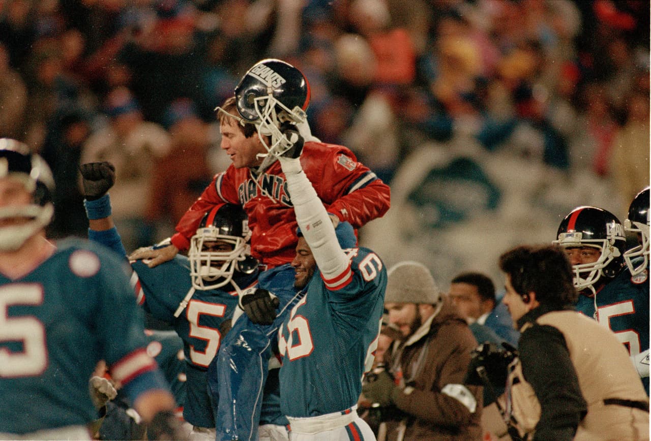 <b>Sus primeros triunfos en Super Bowl</b>
<br>- Belichick no tiene seis trofeos Vince Lombardi, realmente tiene ocho. Le faltan dos para llenarse ambas manos de anillos.
<br>- Durante los Super Bowls XXI y XXI con los New York Giants fue campeón como coordinador ofensivo.
<br>- Curiosamente, los Giants son su némesis al mismo tiempo, pues este equipo le ganó dos de los tres Super Bowls perdidos como head coach con los Patriots.