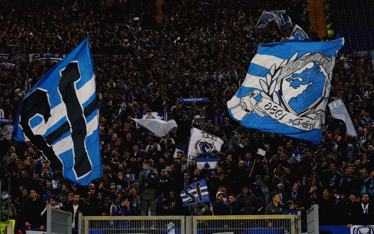 Los fanáticos le dieron un colorido propio al estadio Olímpico en el duelo entre Roma, con su vinotinto y amarillo, y Porto, con su azul y blanco, por el juego de ida de los Octavos de final de la Champions League.