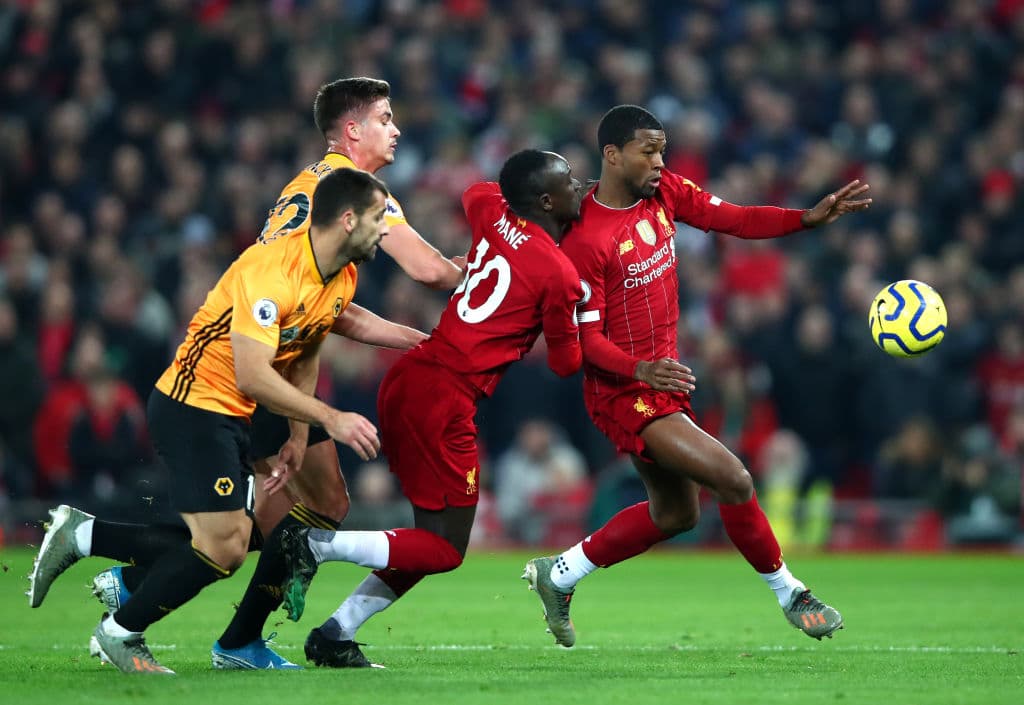 Adam Lallana asistió a Sadio Mané para el triunfo del Liverpool 1-0 sobre el Wolverhampton, a quien el VAR le anuló un gol por fuera de lugar.