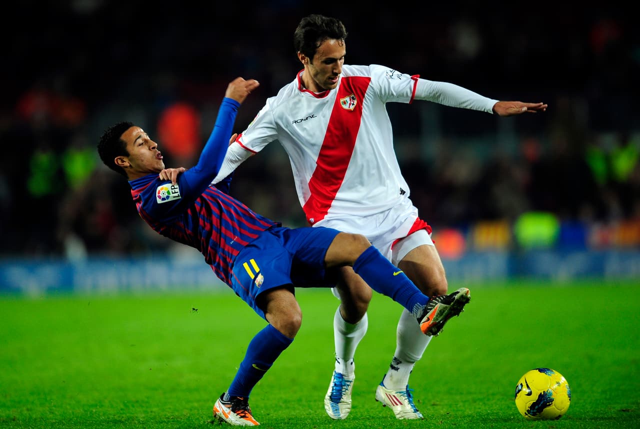El rayo Vallecano juega con una camiseta muy similar, con la banda pasando por el corazón.