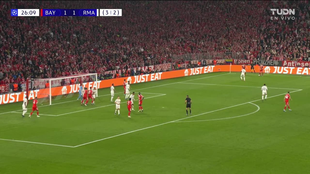 ¡TIRO ATAJADO! disparo por Joshua Kimmich.