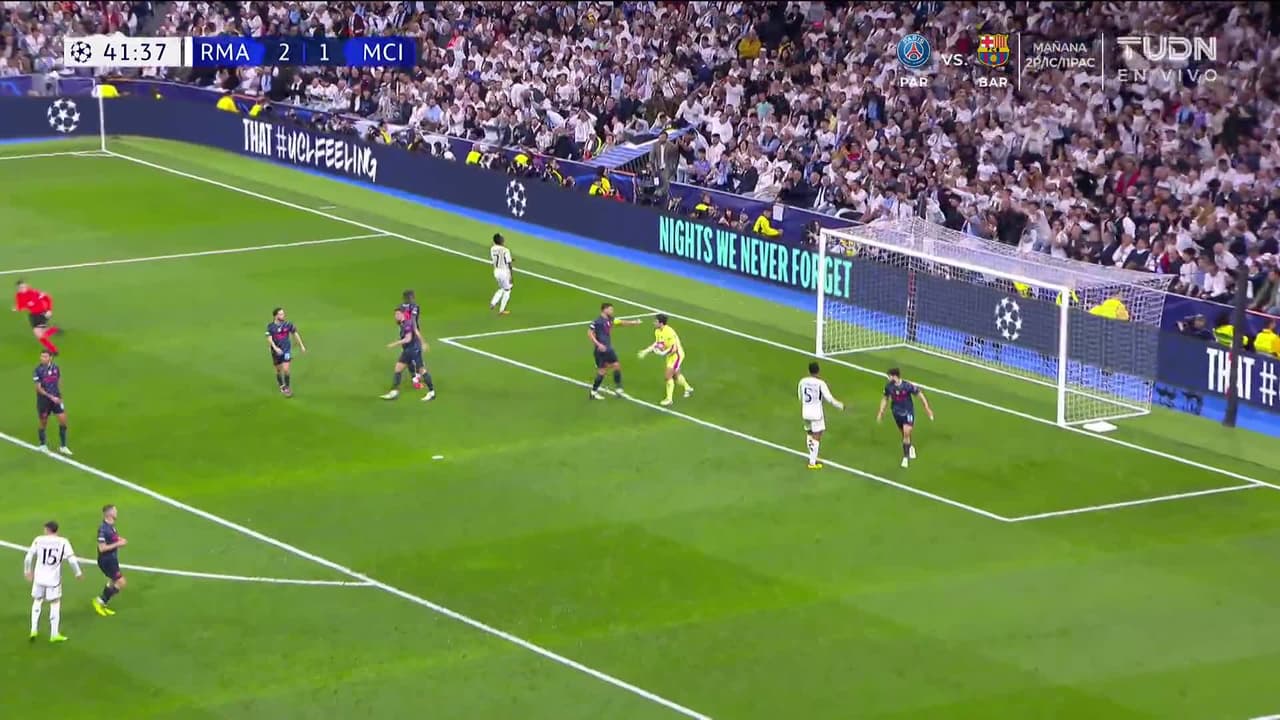 ¡TIRO ATAJADO! disparo por Vinícius Júnior.