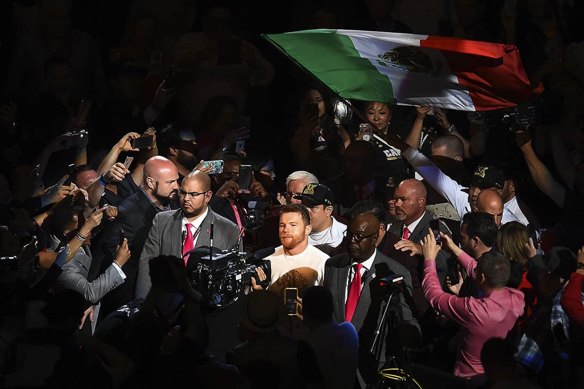 Con el tricolor mexicano ingresó al cuadrilatero el campeón mundial de la OMB, Saúl 'Canelo' Álvarez.