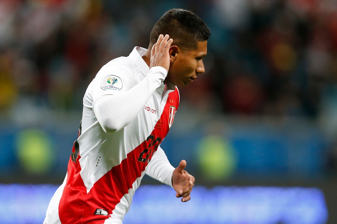 Flores es apodado 'El Orejas' por el tamaño de las mismas, algo que el jugador replica en su celebración.