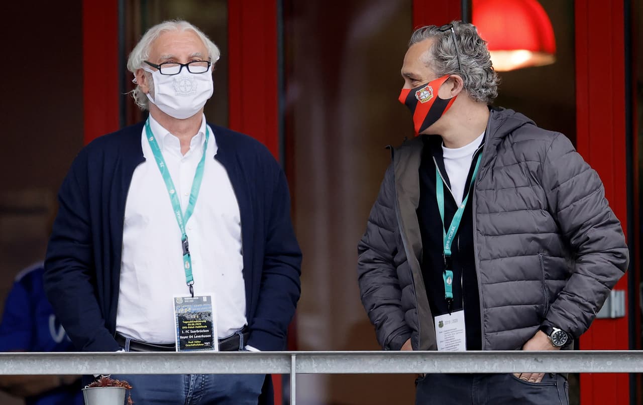 El director deportivo del Bayer Leverkusen, Rudi Voeller presente para ver la semifinal entre su equipo y el FC Saarbruecken.