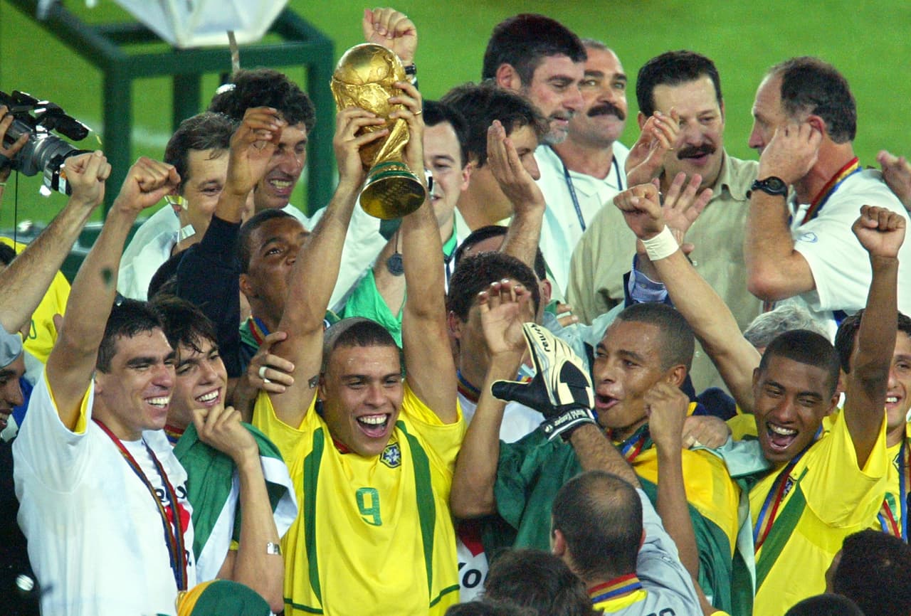 Ronaldo resurgió y volvió más fuerte que antes. Acompañado por Rivaldo y Ronaldinho Gaucho, 'El Fenómeno' fue la gran figura y goleador de Brasil en el pentacampeonato del Mundial en 2002.
