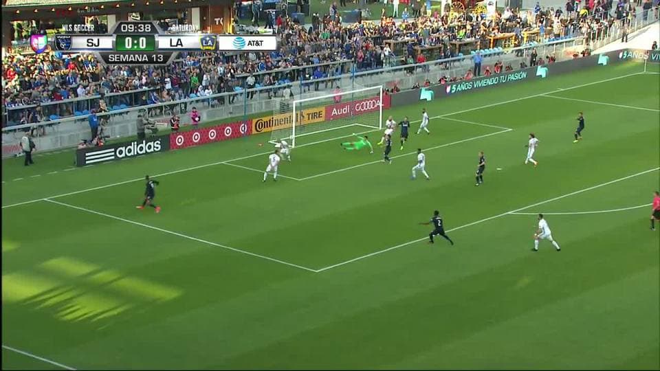 ${PLAYER} despeja el balón y aleja el peligro