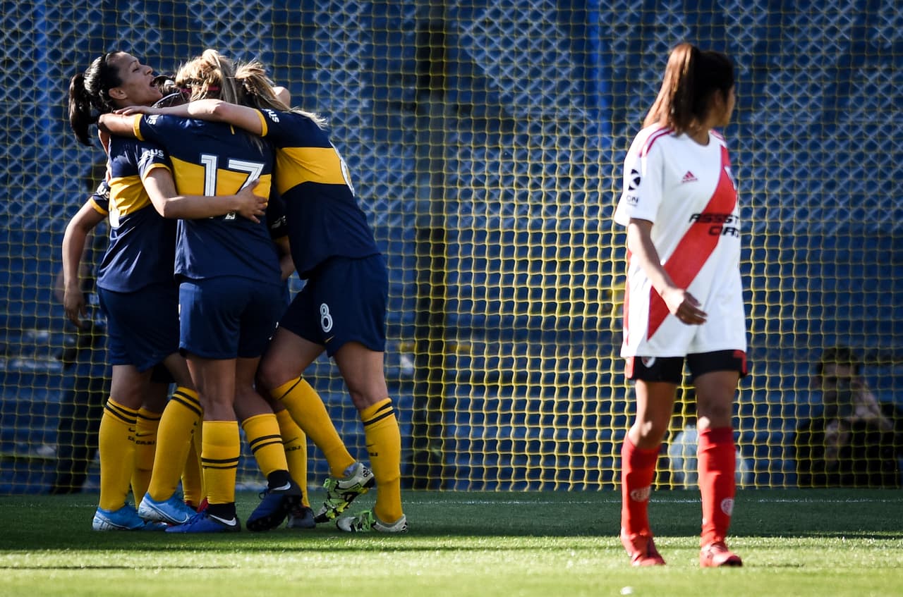 Boca Juniors venció 5-0 a River Plate en el primer Superclásico femenil de la era profesional.