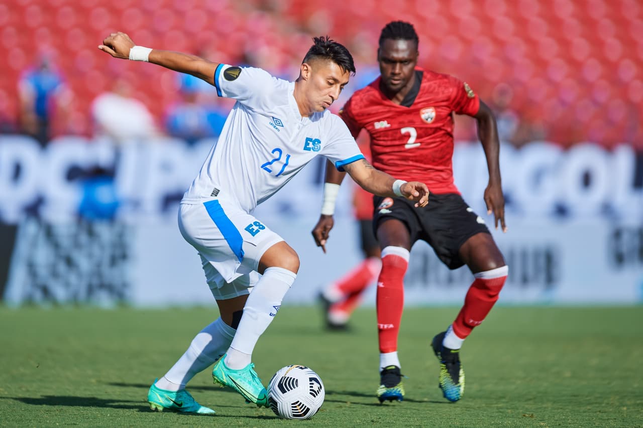 Los Cuscatlecos comenzaban dominando del partido, como era de esperarse, a pesar del ímpetu de los trinitarios en los balones disputados.