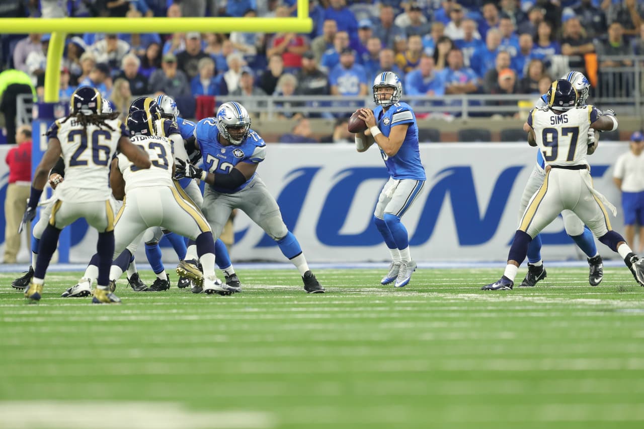 <a href="http://www.nfl.com/player/matthewstafford/79860/profile" target="_blank"><b>Matt Stafford, QB – Detroit Lions</b></a>
<br>En un partido muy cerrado ante los Rams, el pasador de ocho temporadas sacó la casta en el último cuarto para que sus Lions se llevaran el partido 31-28. Stafford completó 23 de 31 pases para 270 yardas y lanzó cuatro pases de TD (a Marvin Jones de 7 yardas, a Andre Roberts de 2 yardas, a Anquan Boldin de 4 y a Golden Tate de 23 yardas).