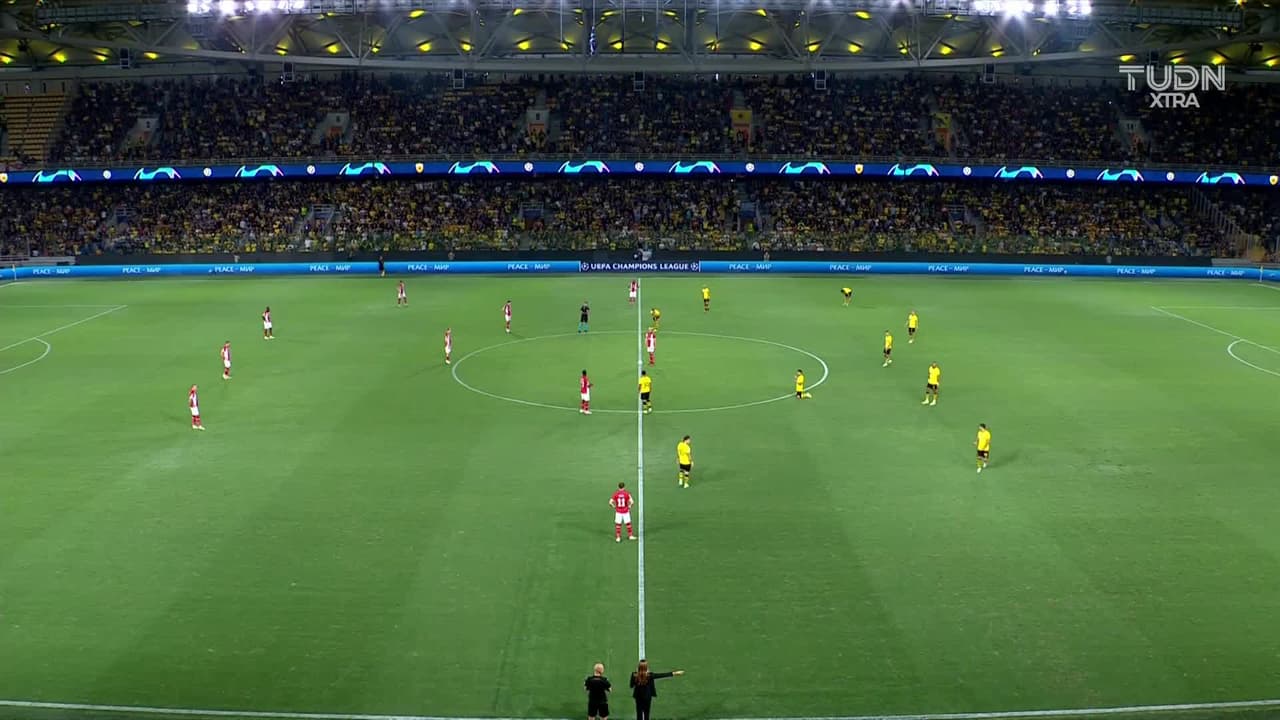 Arranca el partido y la pelota está en juego.