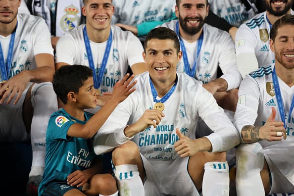 "Papá, ¿me regalas tu medalla? ¡Tú ya tienes muchas!", parece decirle el pequeño al astro merengue.