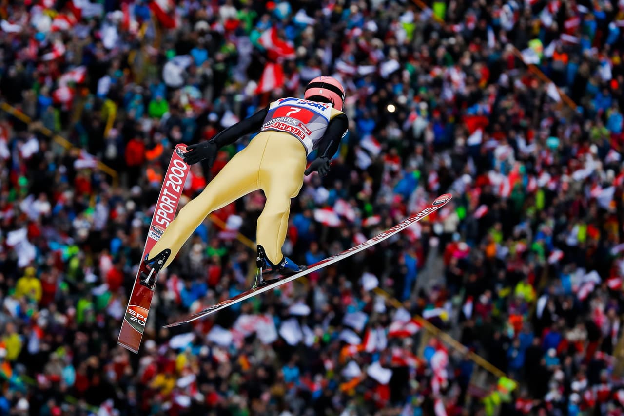 La competencia en Innsbruck (Austria) es la décima en el calendario de la Copa Mundo de salto en esquí masculino de la Federación Internacional de Esquí (FIS), la primera del 2017 y que finalizará el 26 de marzo. La capacidad de los atletas se mezcla con el espectáculo de su vuelo en medio de bellos paisajes y a una gran velocidad.