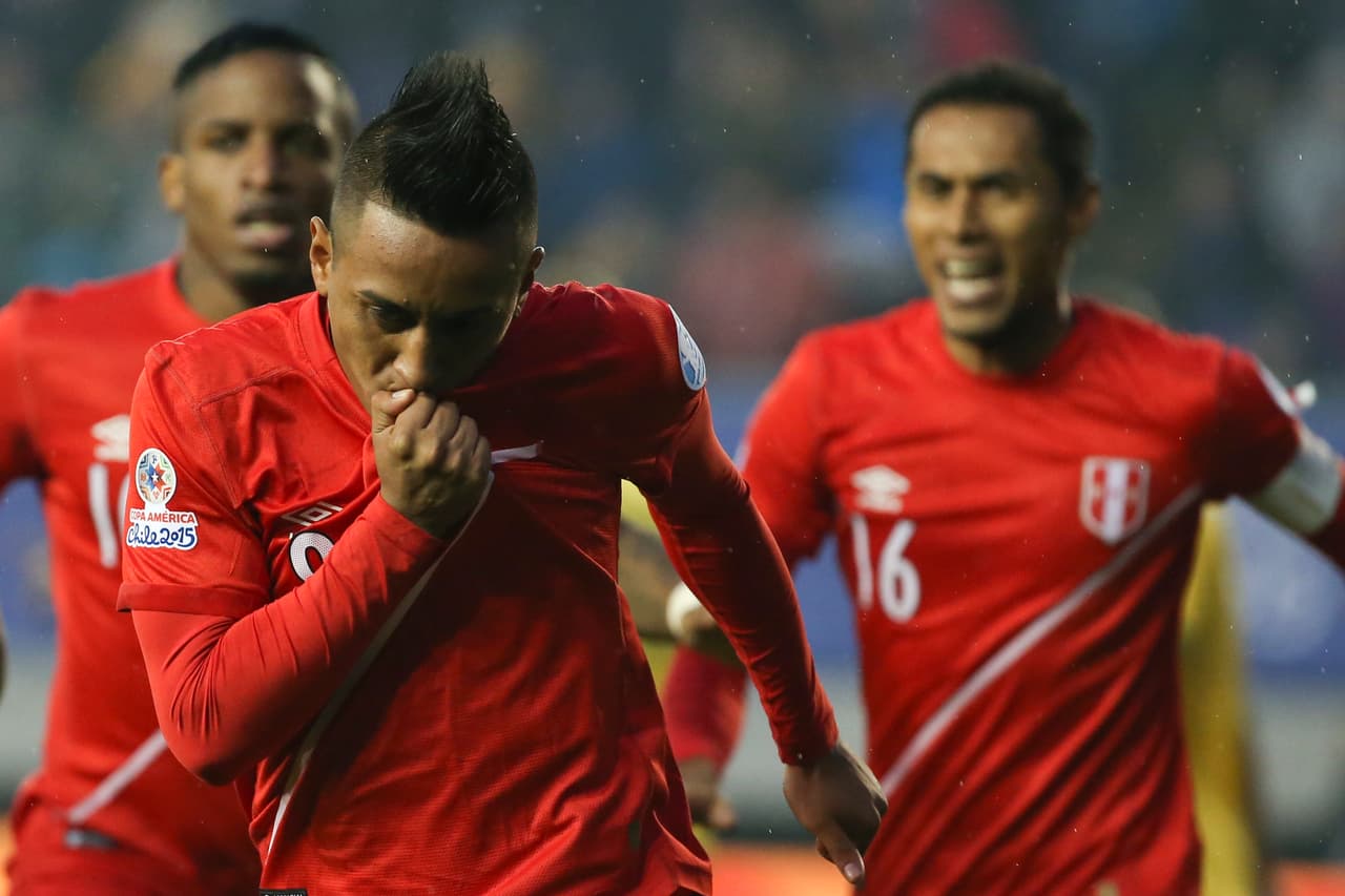 Perú avanzó a cuartos de final con polémica tras superar 1-0 a Brasil.