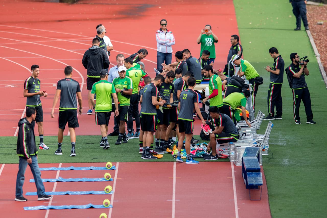 De acuerdo a la información de la FMF, fueron cerca de 2,000 espectadores los que presenciaron el entrenamiento del 'Tri'.