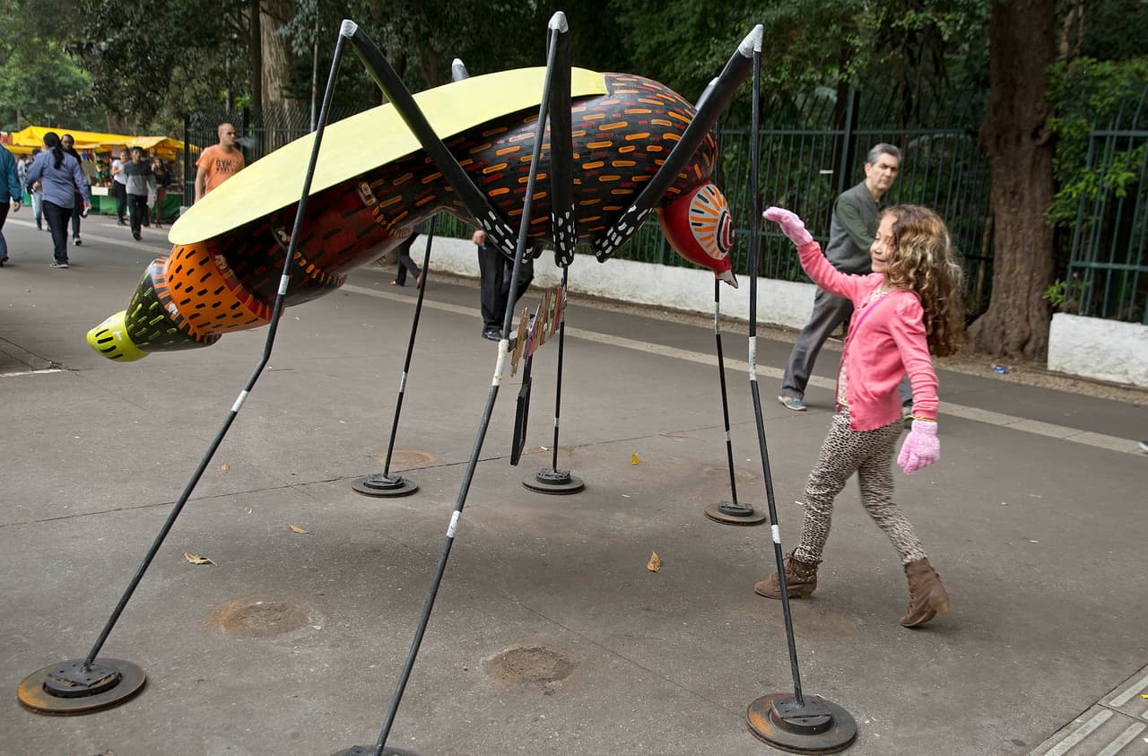 Escultura del mosquito Aedes aegypti creada por el artista Andre Farkas, expuesta en la Aveniva Paulista en Sao Paulo, Brasil.