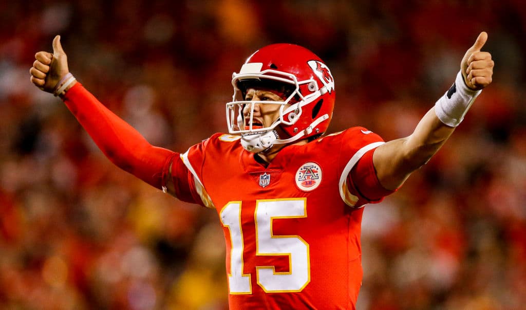 Pat Mahomes cosechó 358 yardas al completar 28 de 39 pases con cuatro envíos a la zona prometida y una intercepción. Además, en cuatro acarreos, sumó 45 yardas.