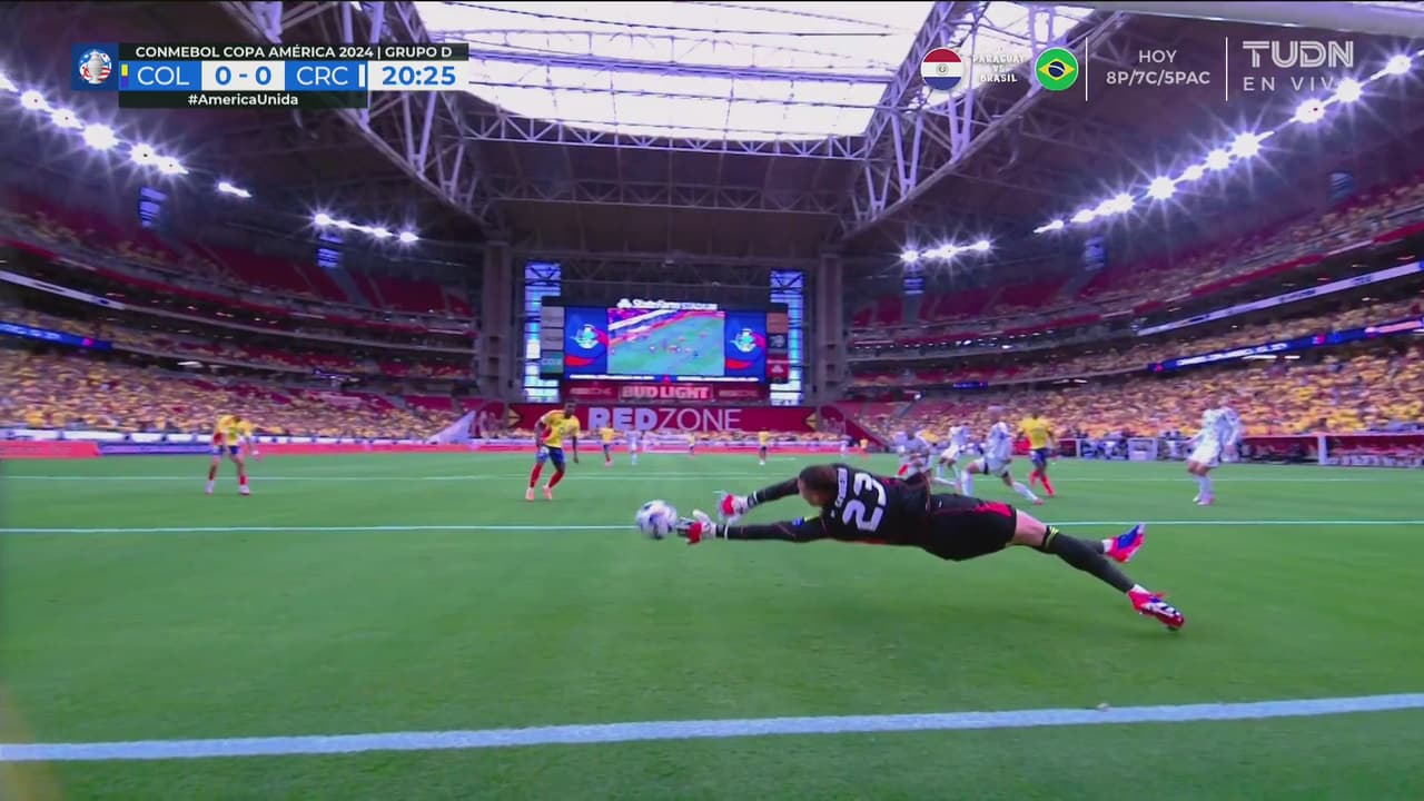 ¡Tan cerquita parce! James dispara a meta y el portero la ataja