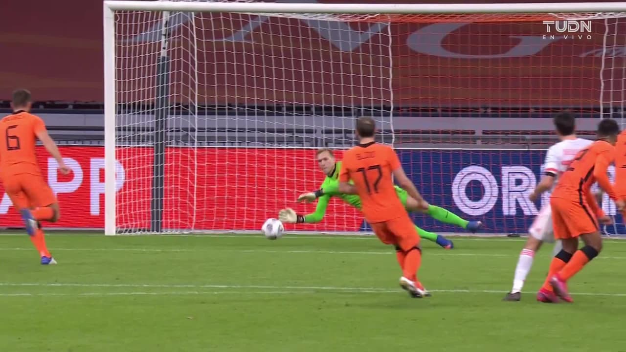 ¡TIRO ATAJADO! disparo por Héctor Bellerín.