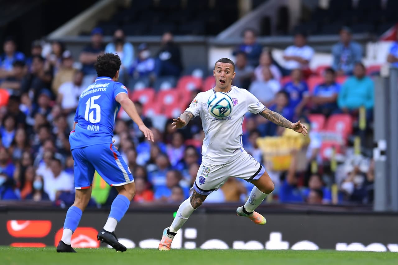 Ricardo 'Tuca' Ferretti se estrenó como director técnico de Cruz Azul y se lleva la victoria que necesitaban los 'cementeros' para pelear posiciones de repechaje y de paso, el estratega consigue su quinta victoria en su partido de presentación al frente de un equipo de la Liga MX.