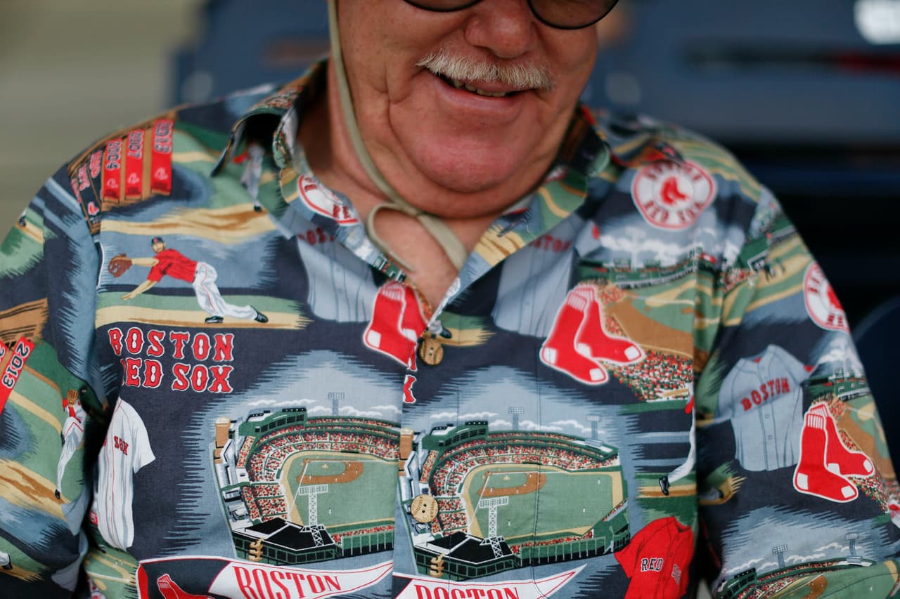 Es también momento de sacar del armario esas folclóricas camisas que solo bajo el sol de la Florida encajan bien mientras se goza de un juego del Spring Training.