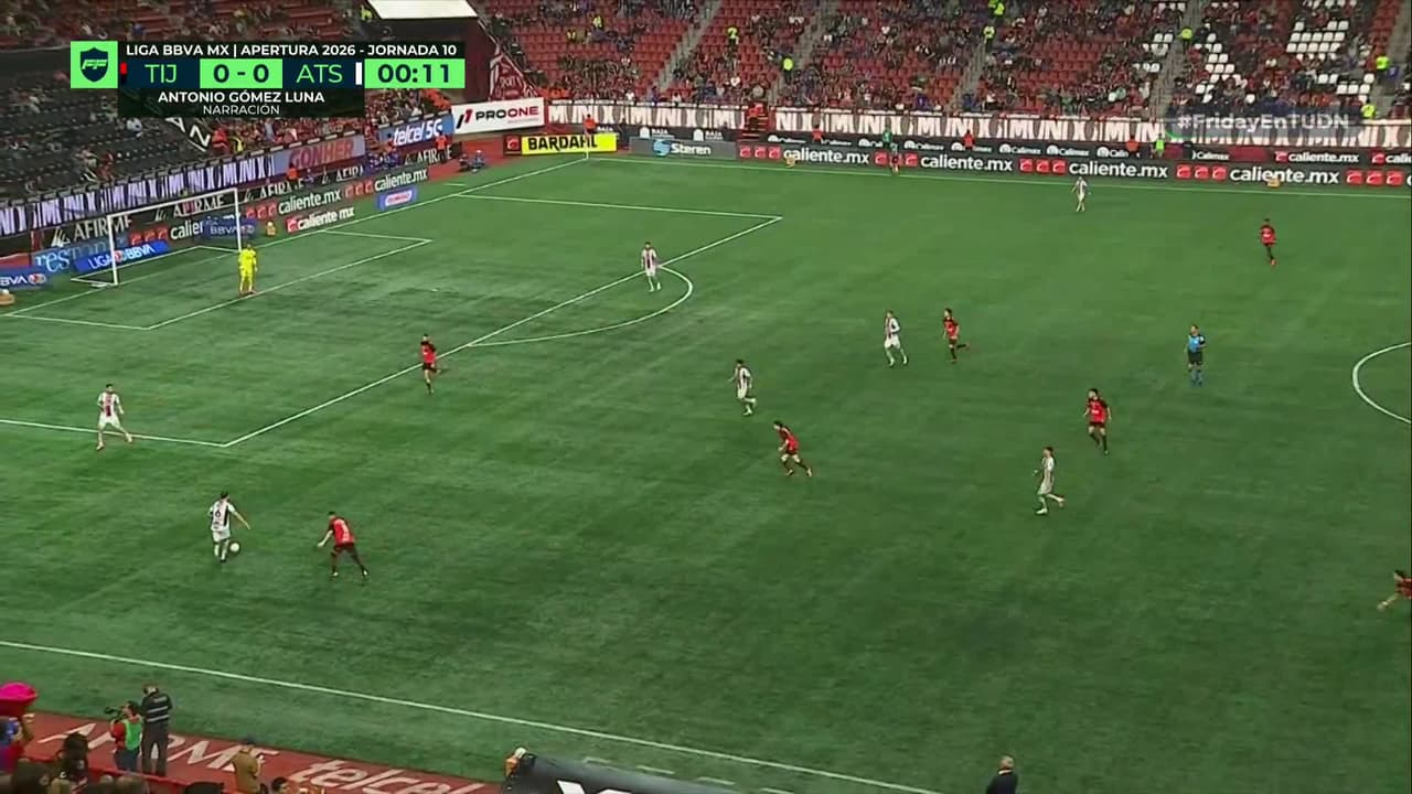 Arranca el partido y la pelota está en juego.