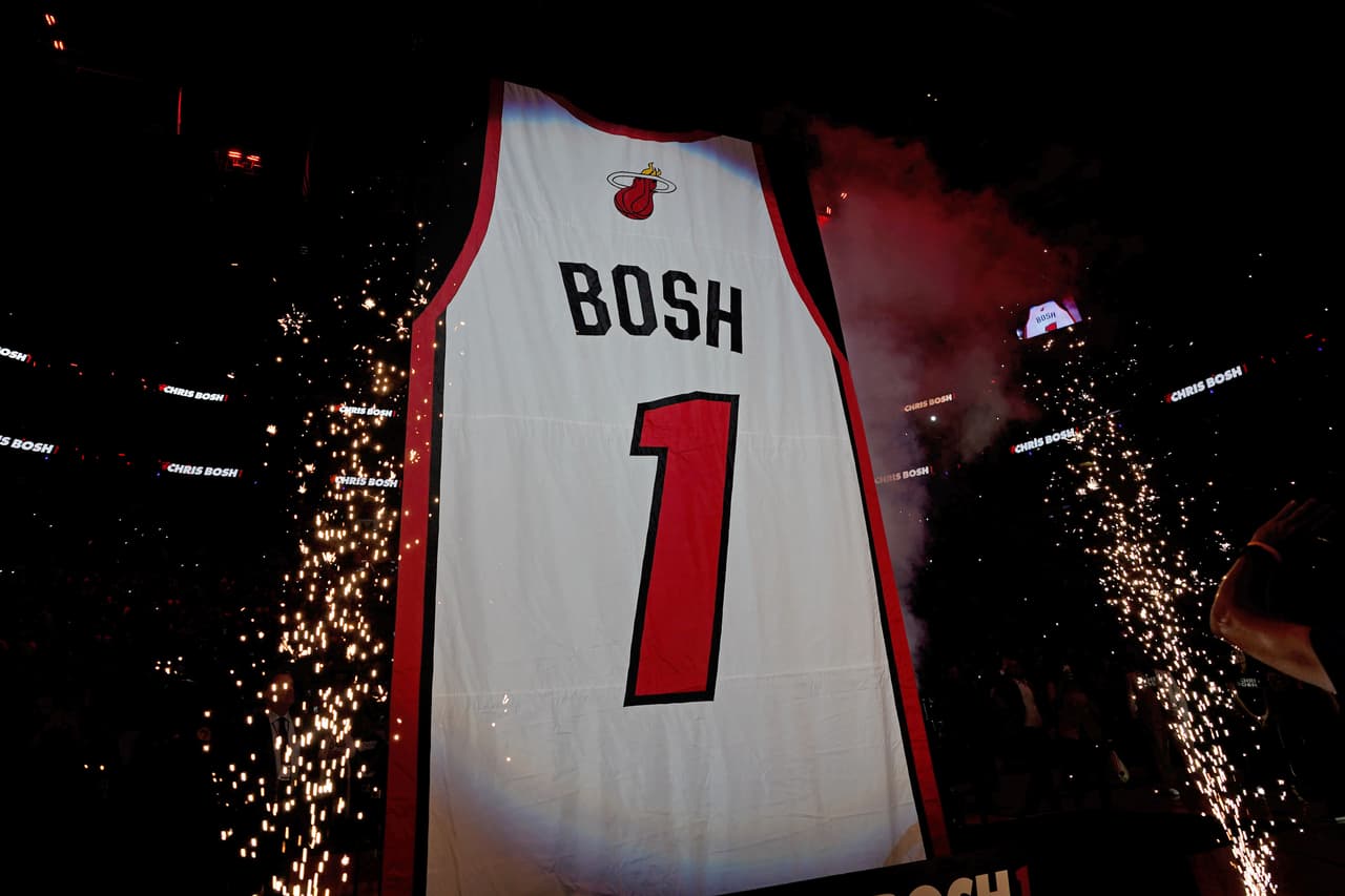 Este martes su dorsal número uno fue retirado oficialmente del roster del Heat como homenaje a su carrera en el equipo.