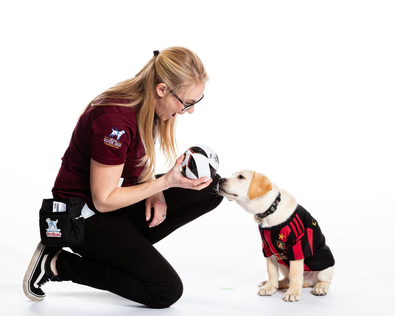 Él es Spike, el perro que busca servir como entrenamiento de perros y porta con gusto la playera del Atlanta United. Su misión es ayudar en algún momento a ayudar a un veteranos que lo necesiten.
