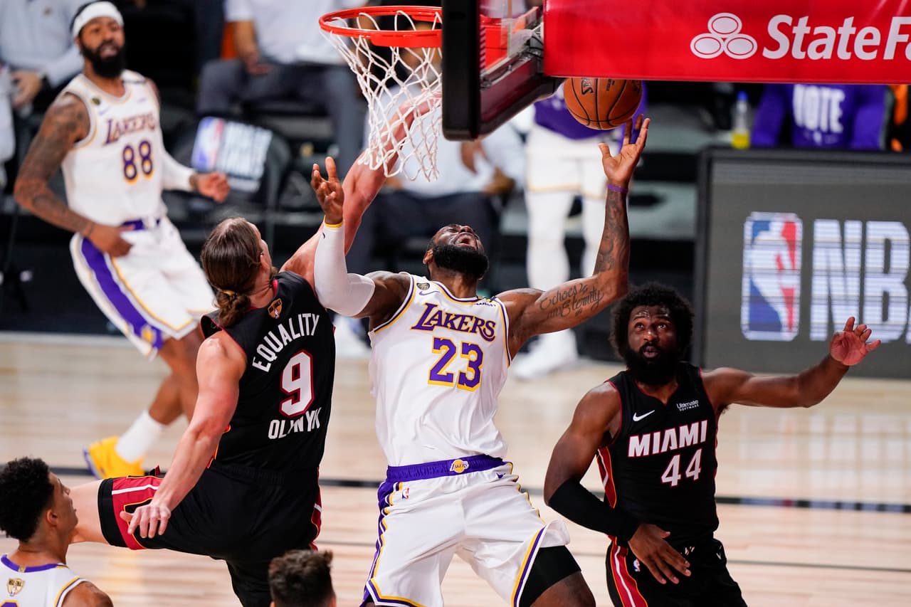 Miami Heat consigue la hazaña de vencer a los Lakers 104-115 sin dos jugadores titulares, Jimmy Butler sale inspirado, anota 40 puntos y consigue su primer triple doble en Finales de NBA.