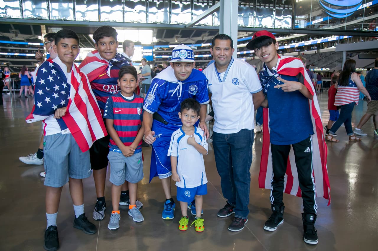 El patriotismo estadounidense se hizo presente ante la "Pura Vida" de los ticos en las tribunas del AT&T Stadium