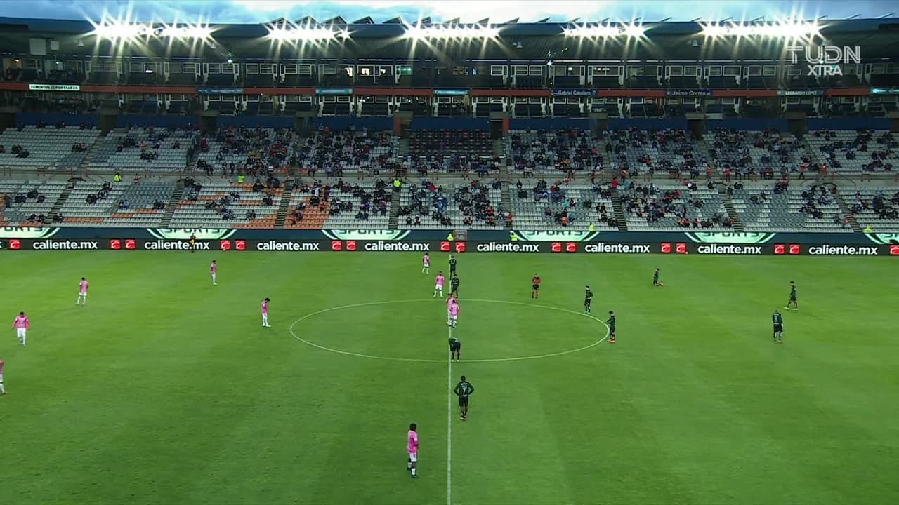 Arranca el partido y la pelota está en juego.