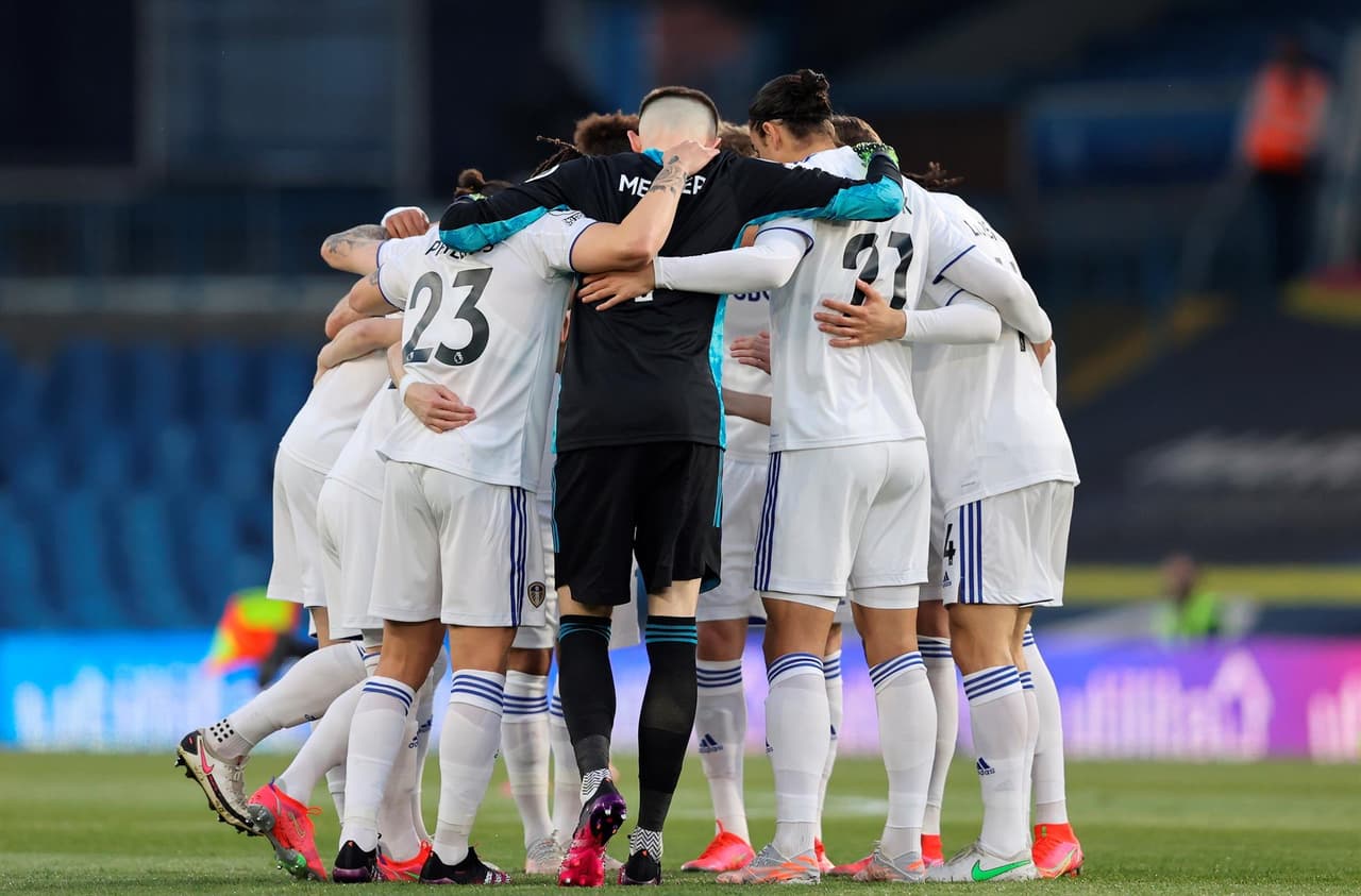 Leeds le empata de último minuto al Liverpool durante la Jornada 32 de la Premier League. Los jugadores del equipo local recibieron con un mensaje fuerte a los 'Reds', pues utilizaron una playera con la leyenda 'Earn it', gánatelo en español y 'Football is for the Fans', el futbol es para los fanáticos, como reacción a la creación de la Superliga europea.