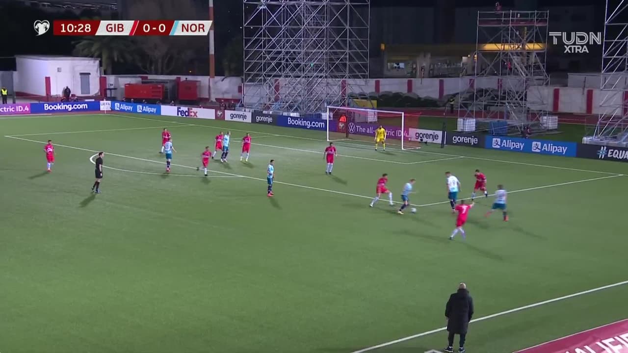 ¡TIRO ATAJADO! disparo por Erling Haaland.