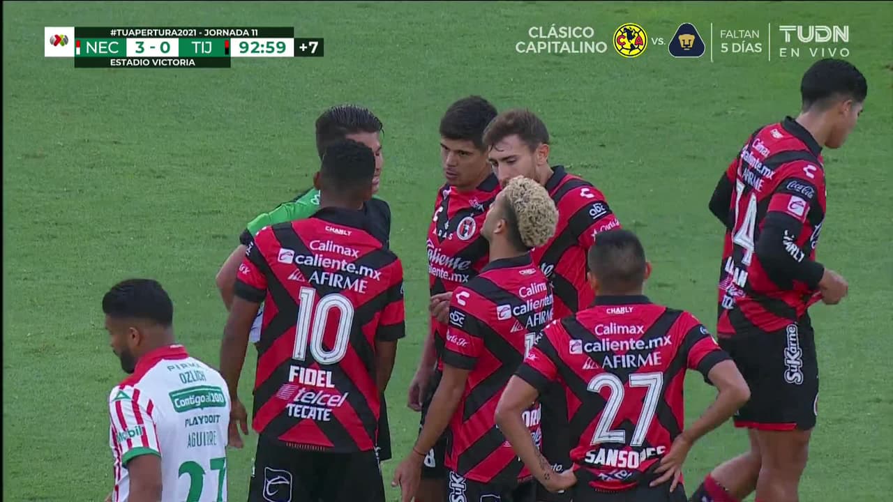 ¡Expulsión! El árbitro saca la roja directa a Lucas Rodríguez.