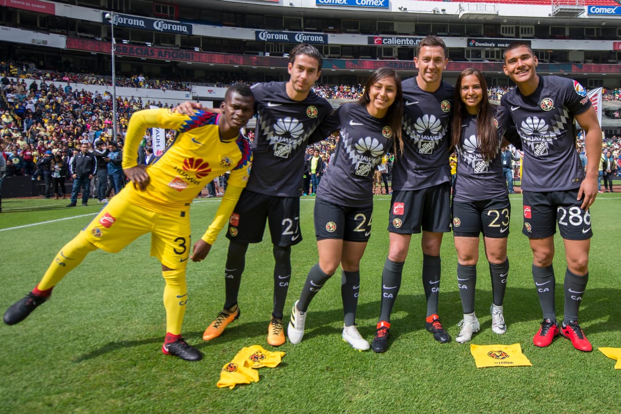 Las Águilas, tanto el equipo varonil y femenil, convivieron con los aficionados y se tomaron la foto oficial con ellos en el Estadio Azteca.