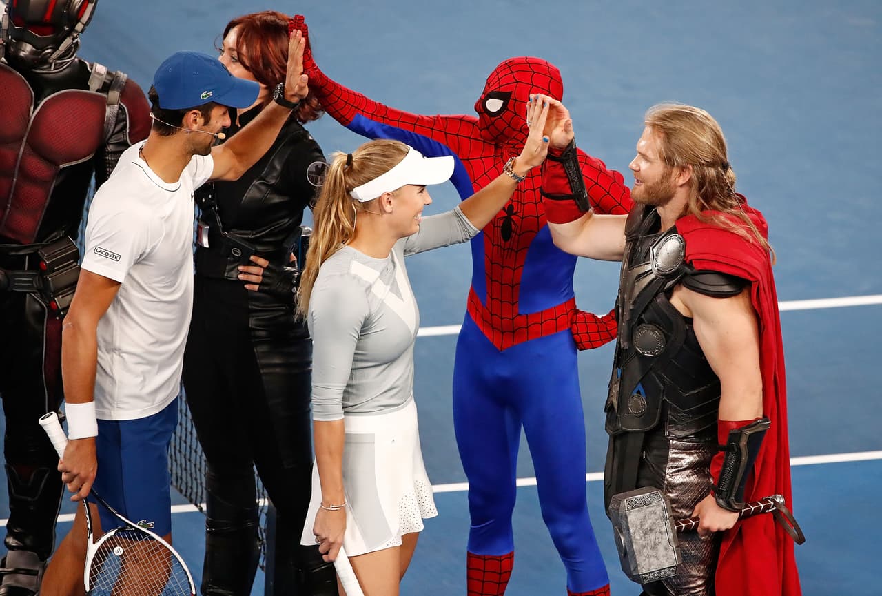 El choque de dos mundos, el de los superhéroes y las superestrellas del tenis, hizo parte del colorido previo del Australian Open, evento que desde este lunes dará entretenimiento encancha al mundo.
