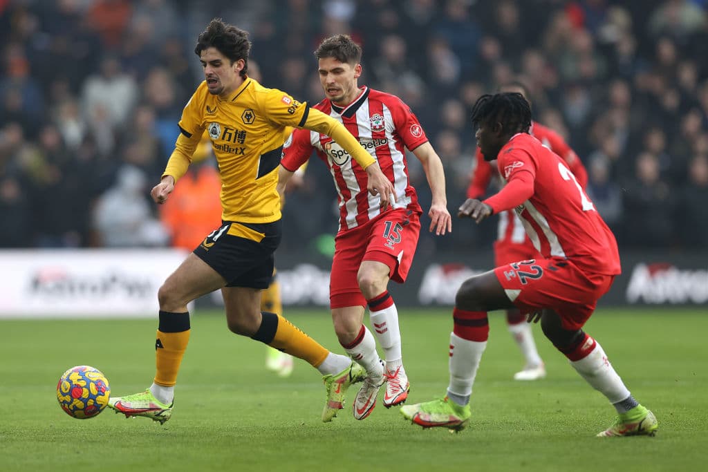 Con goles de Raúl Alosno Jiménez (37'), Conor Coady (59') y Adama Traoré (90+1'), el Wolverhampton le pega 3-1 al Southampton y consiguen tres importantes puntos.