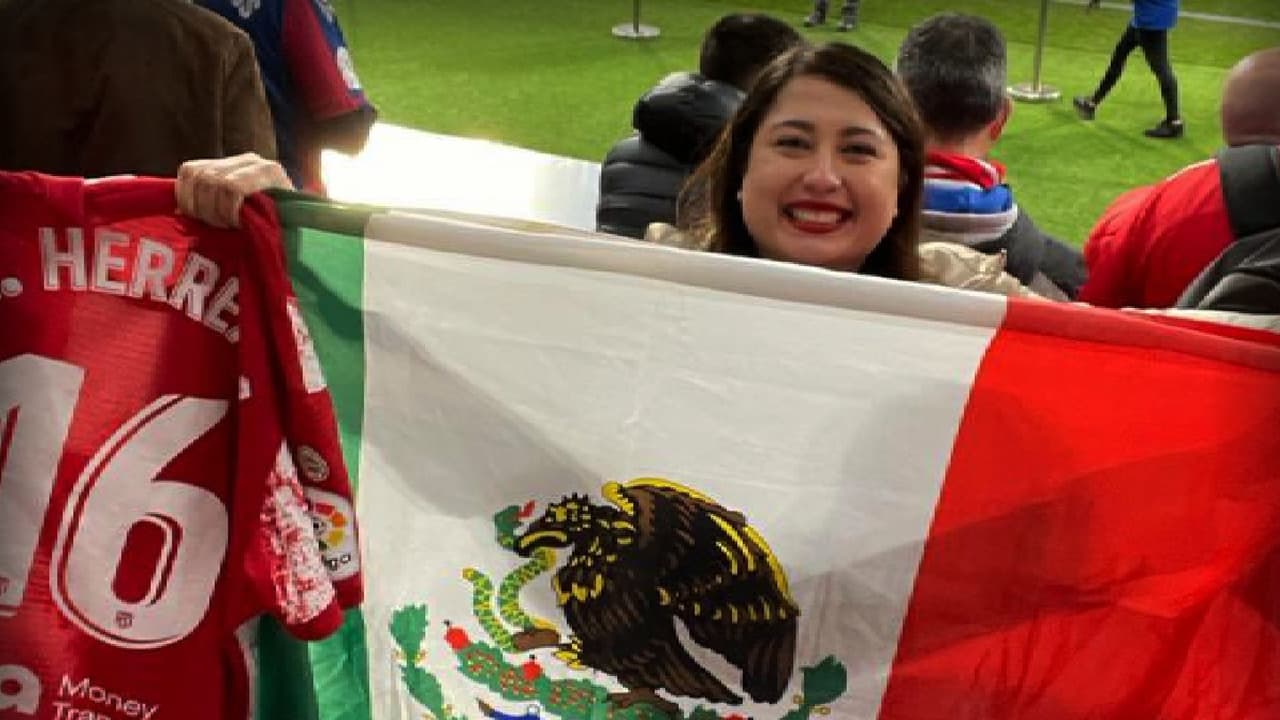 ¡Crack HH! Regala playera del Atleti a fan con bandera mexicana
