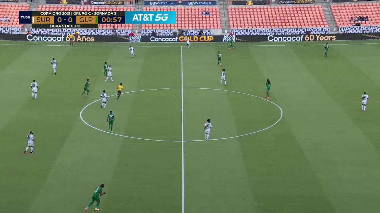 Arranca el partido y la pelota está en juego.