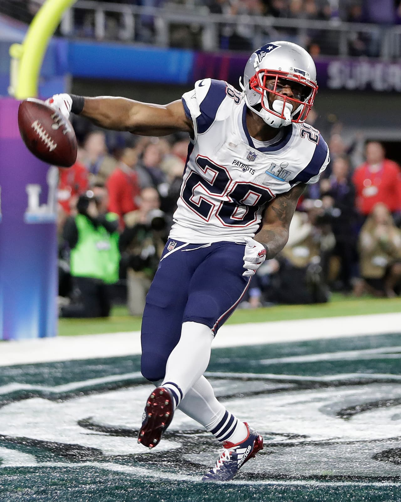 Super Bowl LII - Estadísticas al medio tiempo: Cuatro acarreos y 34 yardas para James White quien llevó el balón hasta las diagonales en una ocasión.