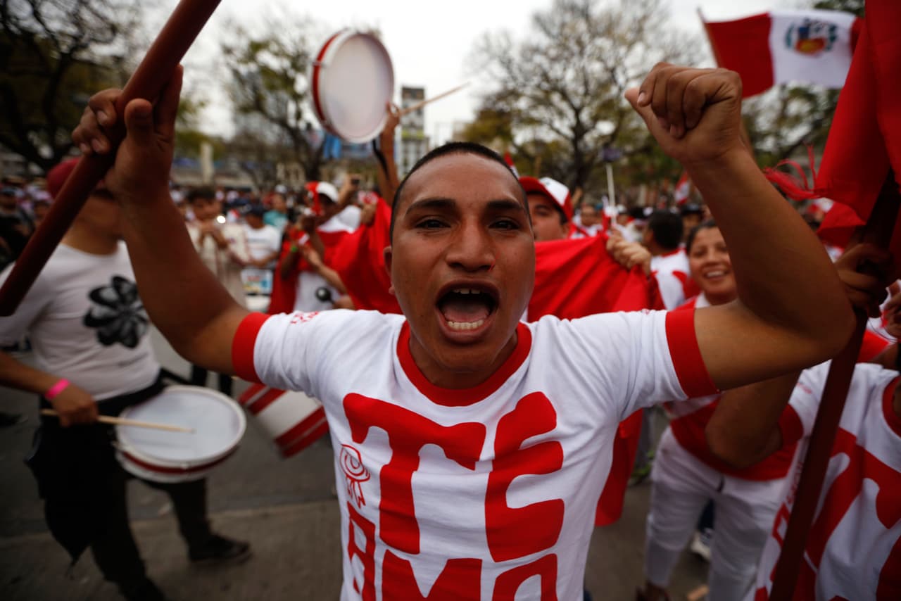 Los fanáticos peruanos llegaron a Buenos Aires para recibir y apoyar a su selección. Tomaron las calles en medio de una fiesta llena de alegría, colorido y belleza...